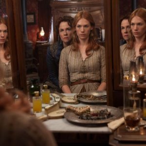 Sweetwater: Amy Madigan e January Jones in una scena del film