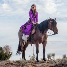 Sweetwater: January Jones a cavallo in una scena del film