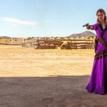 Sweetwater: January Jones punta la sua pistola in una scena del film