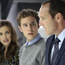 Agents of S.H.I.E.L.D.: Clark Gregg, Iain De Caestecker ed Elizabeth Henstridge nell'episodio The Well