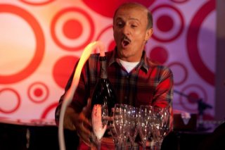 Indovina chi viene a Natale?: Carlo Buccirosso in una scena di festa del film