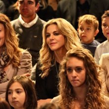 Indovina chi viene a Natale?: Claudia Gerini in una scena affollata