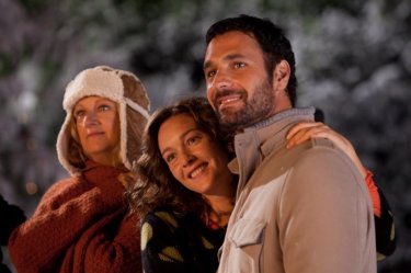 Indovina chi viene a Natale?: Raoul Bova in una scena con Angela Finocchiaro e Cristiana Capotondi