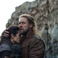 Noah: un abbraccio tra Russell Crowe e Jennifer Connelly