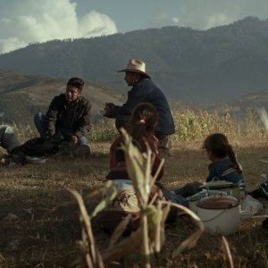 Qui e là: una scena di gruppo tratta dal film