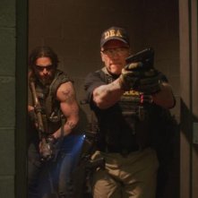 Sabotage: Arnold Schwarzenegger e Joe Manganiello durante un'irruzione