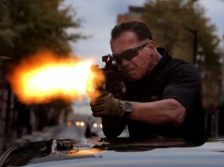 Sabotage: Arnold Schwarzenegger imbraccia il mitra