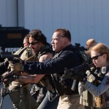 Sabotage: Arnold Schwarzenegger, Mireille Enos e Joe Manganiello avanzano armati in una scena
