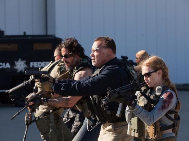 Sabotage: Arnold Schwarzenegger, Mireille Enos e Joe Manganiello avanzano armati in una scena