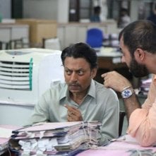 The Lunchbox: il regista Ritesh Batra con Irrfan Khan sul set