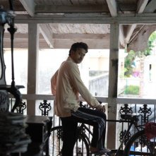 The Lunchbox: Irrfan Khan in bicicletta in una scena