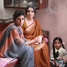 The Lunchbox: la bella Nimrat Kaur con Lillete Dubey in una scena