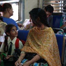 The Lunchbox: la bella Nimrat Kaur in autobus in una scena del film