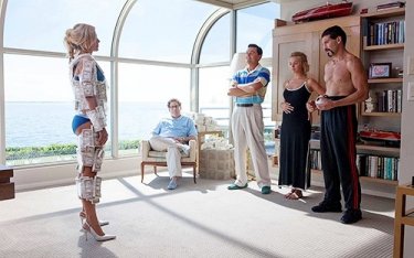The Wolf of Wall Street: Leonardo DiCaprio e Jonah Hill rivestono Margot Robbie di soldi