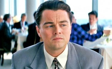 The Wolf of Wall Street: un primo piano perplesso di Leonardo DiCaprio