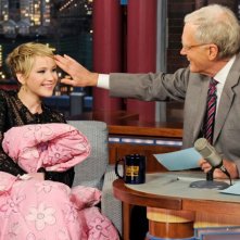 Jennifer Lawrence e David Letterman al Late Show With David Letterman (2013) sotto la coperta rosa