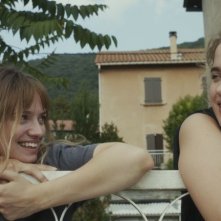 Suzanne: Sara Forestier e Adèle Haenel in una scena del film