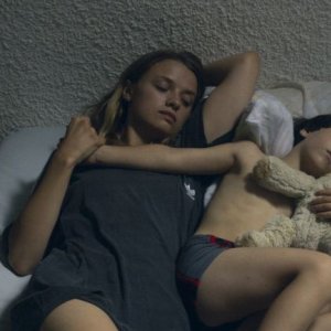 Suzanne: Sara Forestier nei panni di Suzanne insieme al piccolo Charlie in una scena