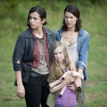 The Walking Dead: Audrey Marie Anderson, Alanna Masterson e Meyrick Murphy in una scena dell'episodio Peso morto