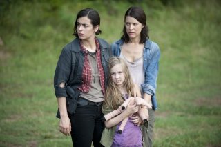 The Walking Dead: Audrey Marie Anderson, Alanna Masterson e Meyrick Murphy in una scena dell'episodio Peso morto