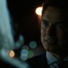 Arrow: John Barrowman in una scena dell'episodio della stagione 2, State v. Queen