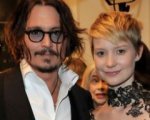 Johnny Depp e Mia Wasikowska in Alice in Wonderland 2