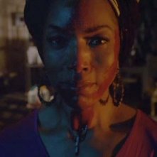 Angela Bassett in un'immagine dell'episodio The Dead, della terza stagione di American Horror Story