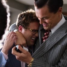 The Wolf of Wall Street: Leonardo DiCaprio abbraccia Jonah Hill