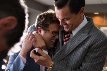 The Wolf of Wall Street: Leonardo DiCaprio abbraccia Jonah Hill