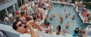 The Wolf of Wall Street: Leonardo DiCaprio in un party scatenato