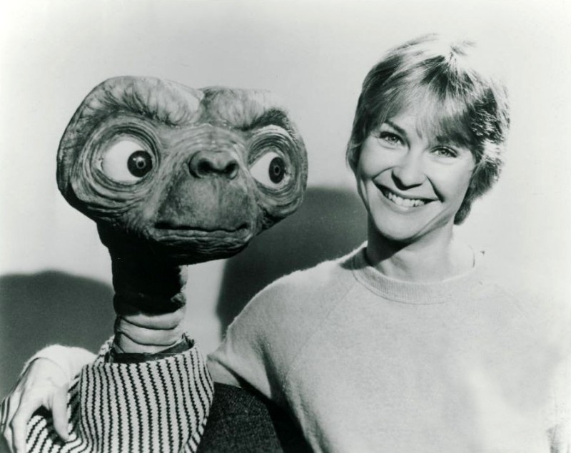 Dee Wallace con E.T. sul set del film di Steven Spielberg