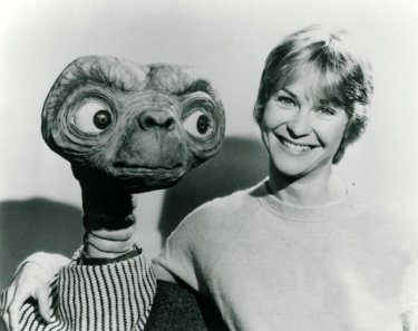 Dee Wallace Stone in una foto promo per ET