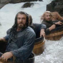 The Hobbit: La desolazione di Smaug, Richard Armitage e gli altri interpreti galleggiano grazie a dei barili