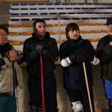 La mossa del pinguino: Ennio Fantastichini si allena sul campo di curling con Edoardo Leo, Antonello Fassari e Ricky Memphis