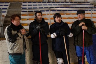 La mossa del pinguino: Ennio Fantastichini si allena sul campo di curling con Edoardo Leo, Antonello Fassari e Ricky Memphis