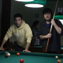 La mossa del pinguino: Ricky Memphis con Edoardo Leo in una scena del film