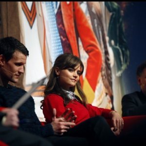 Matt Smith e Jenna-Louise Coleman con Steven Moffat alla Doctor Who Official 50th Celebration
