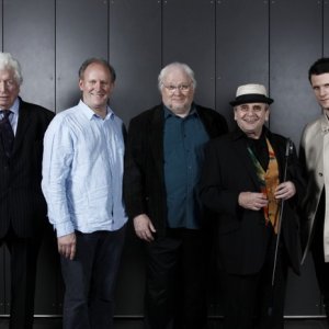 Matt Smith, Sylvester McCoy, Peter Davison, Colin Baker e Tom Baker alla Doctor Who Official 50th Celebration