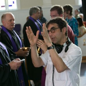 Devil's Knot: il regista Atom Egoyan spiega una scena alle comparse