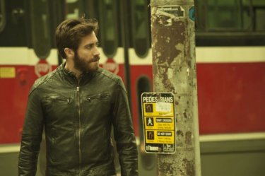 Enemy: Jake Gyllenhaal cammina per la strada
