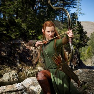 The Hobbit: La desolazione di Smaug, Evangeline Lilly impegnata a scoccare una freccia