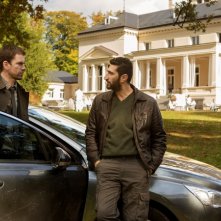 The Keeper of Lost Causes: Nikolaj Lie Kaas e Fares Fares vicino all'auto