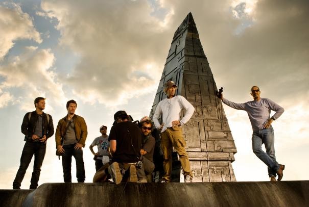 Transformers: Age of Extinction: Mark Wahlberg, Jack Reynor, il regista Michael Bay e il resto del cast in un'immagine promozionale