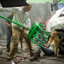 Transformers: Age of Extinction: Michael Bay illustra minacciosamente una scena a Nicola Peltz