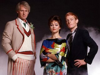 Doctor Who: una foto con il quinto Dottore Peter Davison