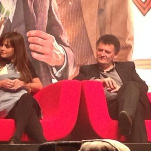 Jenna-Louise Coleman con Steven Moffat alla Doctor Who Official 50th Celebration