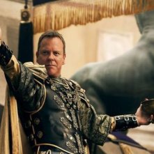 Pompeii: Kiefer Sutherland e, sullo sfondo, Emily Browning