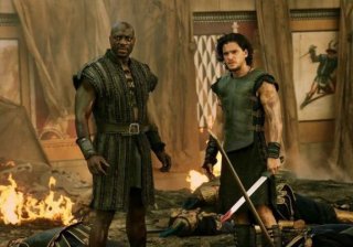 Pompeii: Kit Haringston e Adewale Akinnuoye-Agbaje in una scena del film
