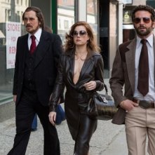 American Hustle: Amy Adams, Christian Bale e Bradley Cooper in una scena