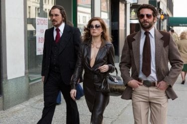 American Hustle: Amy Adams, Christian Bale e Bradley Cooper in una scena